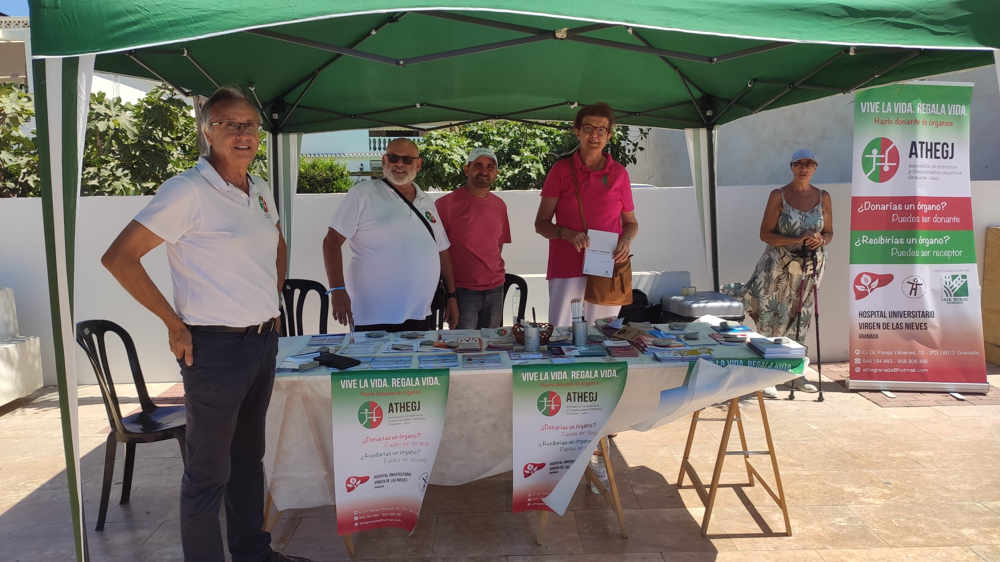 Buena acogida tuvo este jueves la mesa informativa de la Asociación de Trasplantados Hepáticos de Granada y Jaén  en La Herradura